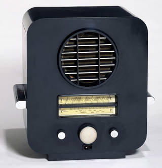 Photo of EKCO AC 74, radio, designed by Serge Chermayeff, manufactured by E. K. Cole Ltd, 1933, England. Museum no. CIRC.12-1977. © Victoria and Albert Museum, London