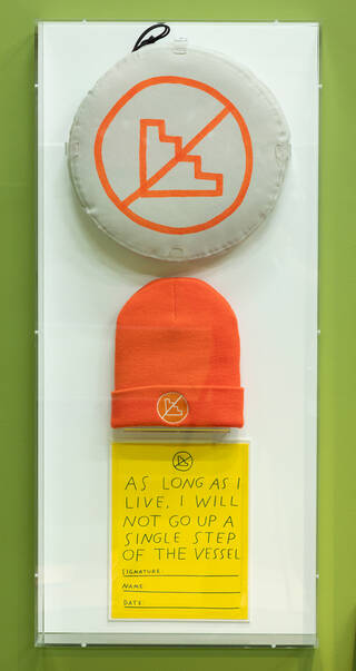 Anti-Stairs Club Lounge (Vessel) hat, petition and cushion