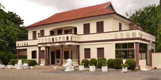 Photograph of a two storey building with balcony with lettering 'Manhyia Palace Museum' 