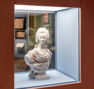 Ceramic bust of Marie-Antoinette 